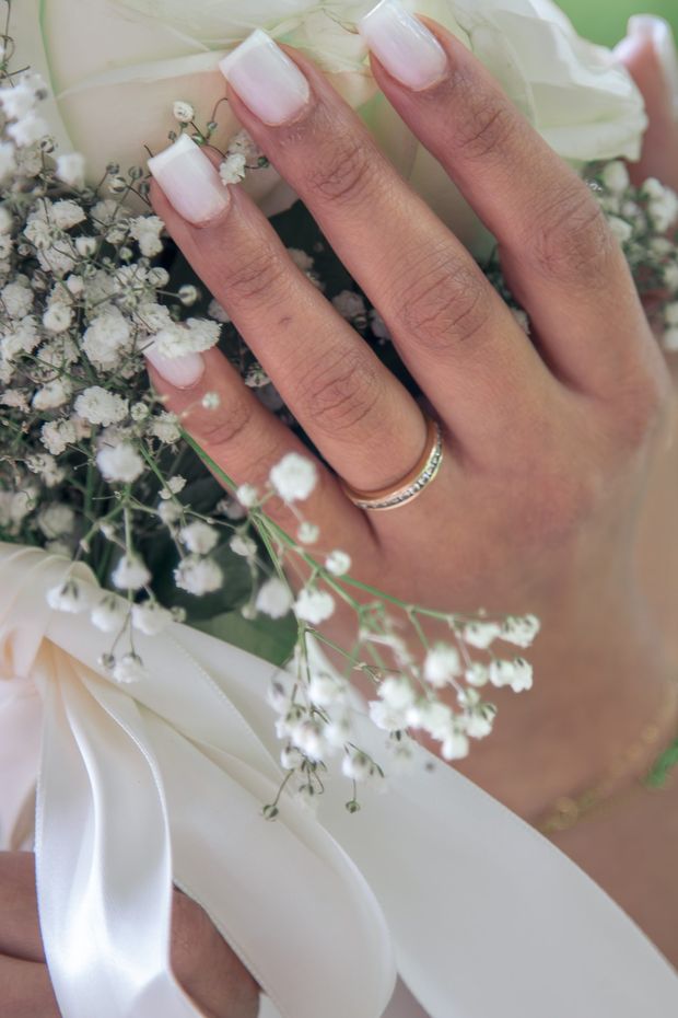 Les alliances posées près du bouquet de la mariée