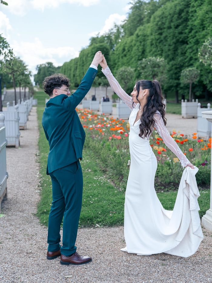 Le marié fait tourner la mariée dans une allée de coquelicots