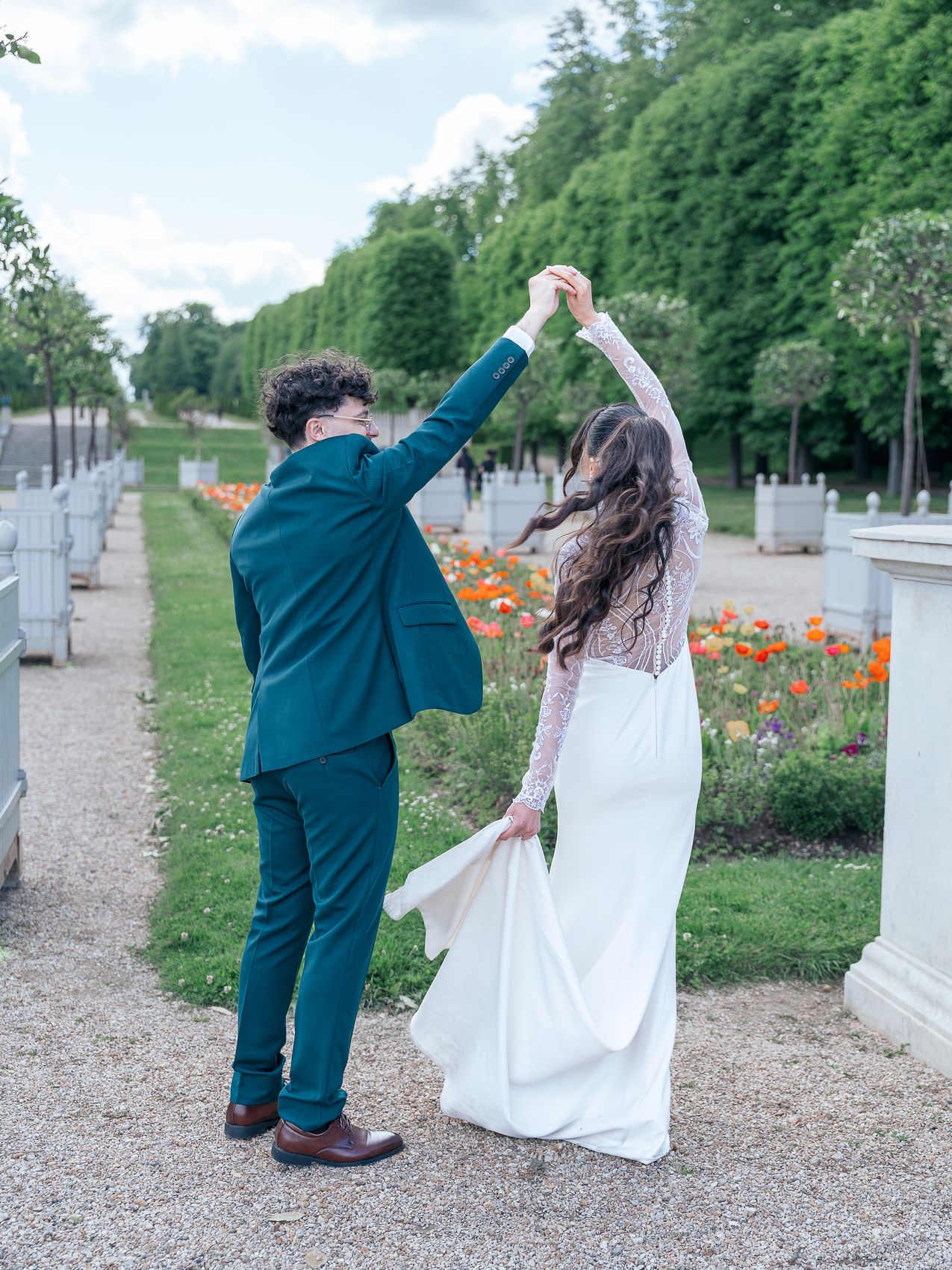 Le dos en dentelle de la robe pendant que la mariée tourne