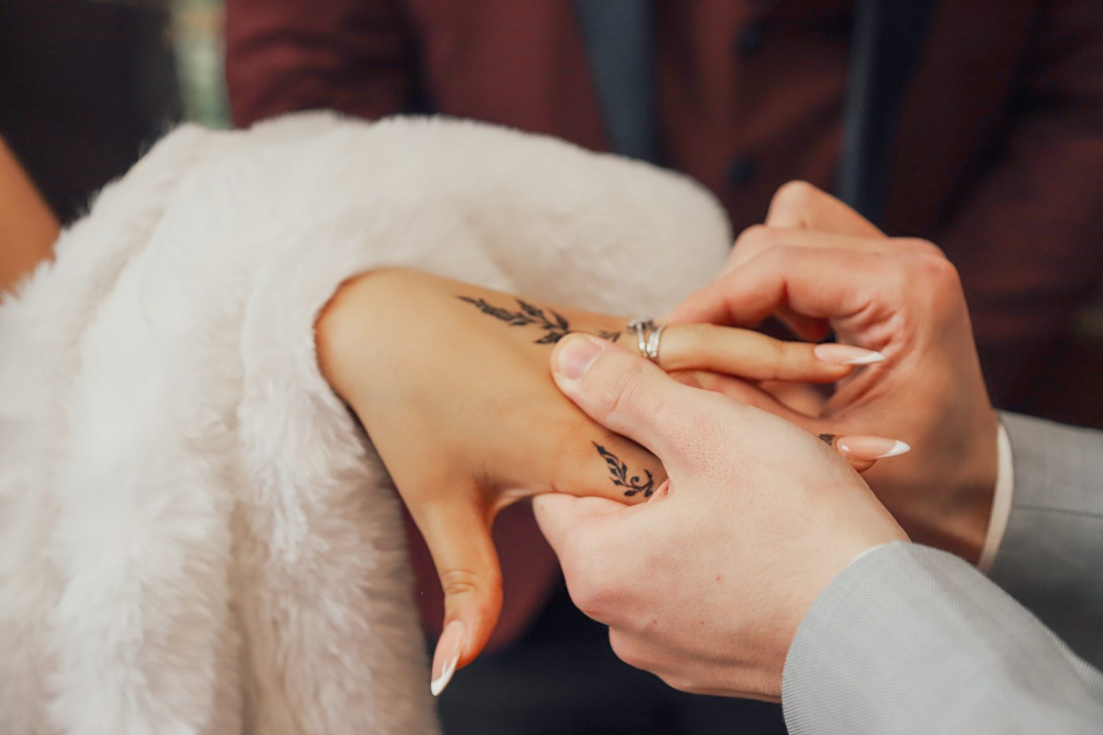 Échange des alliances, gros plan sur les mains