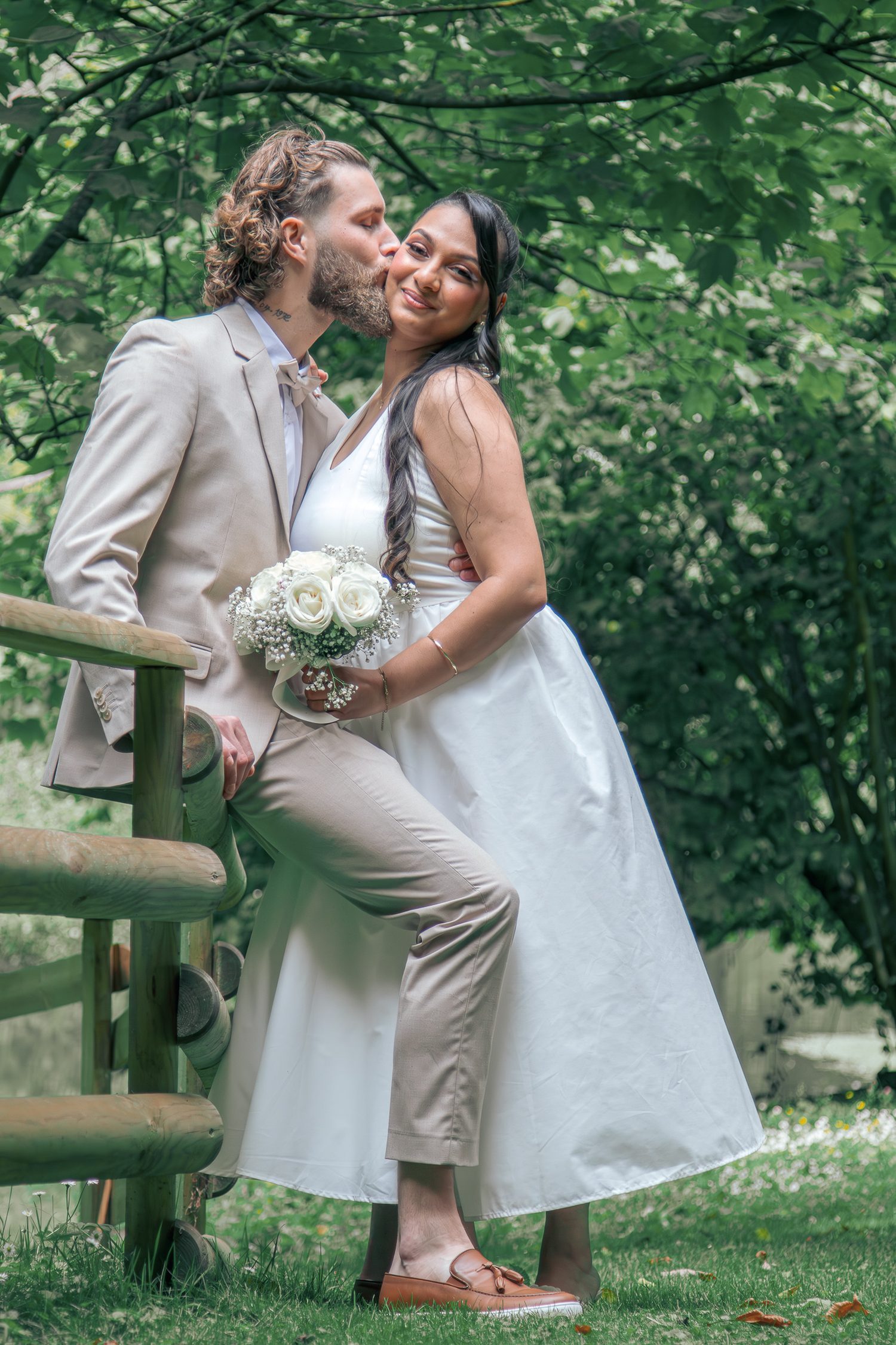 Le marié embrasse la joue de la mariée
