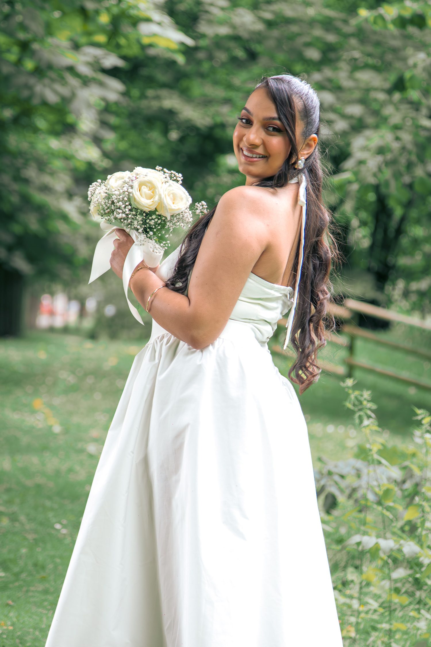 La mariée se retourne, regard vers l'objectif