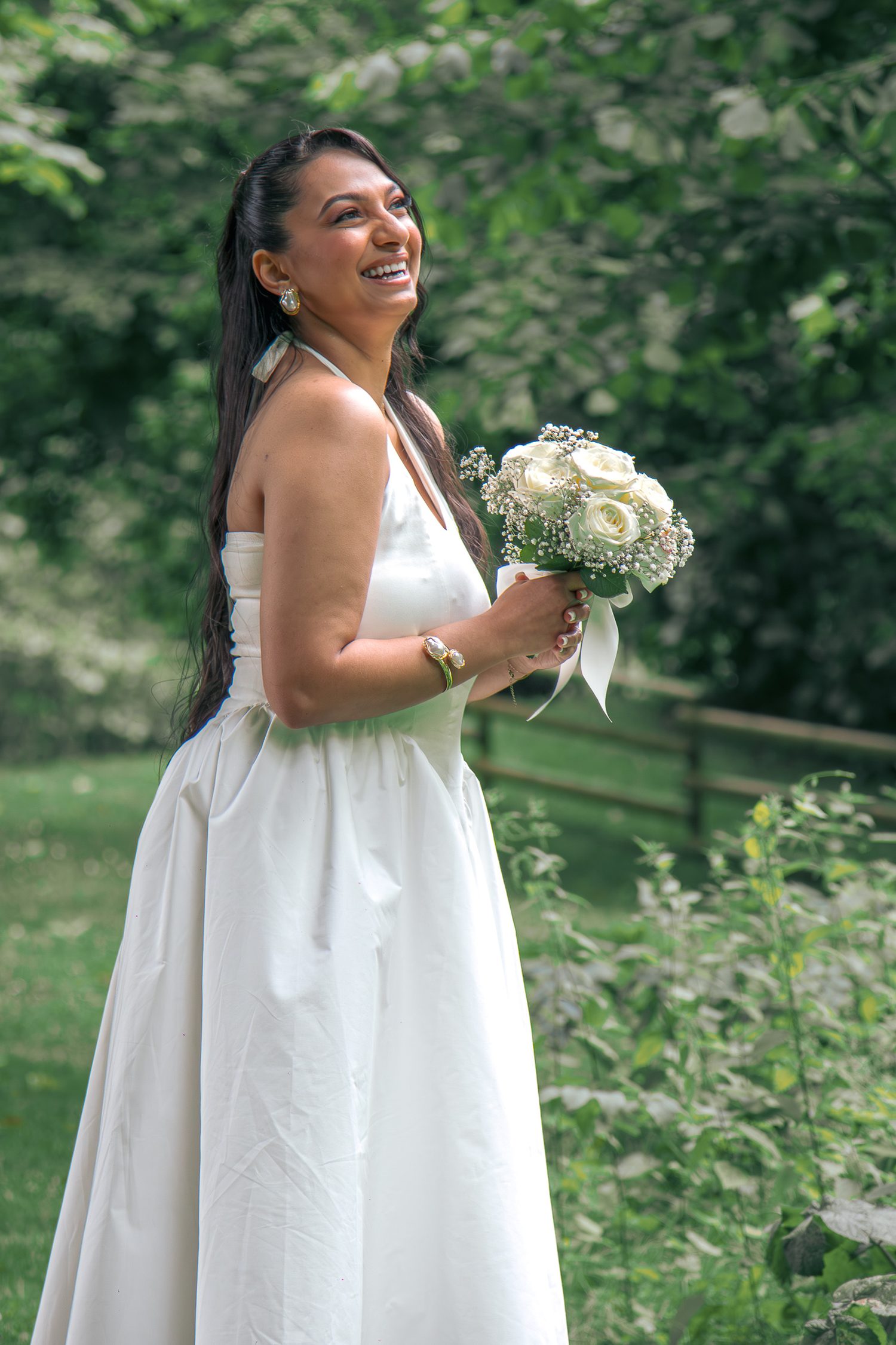 Portrait de la mariée qui rit, bouquet à la main